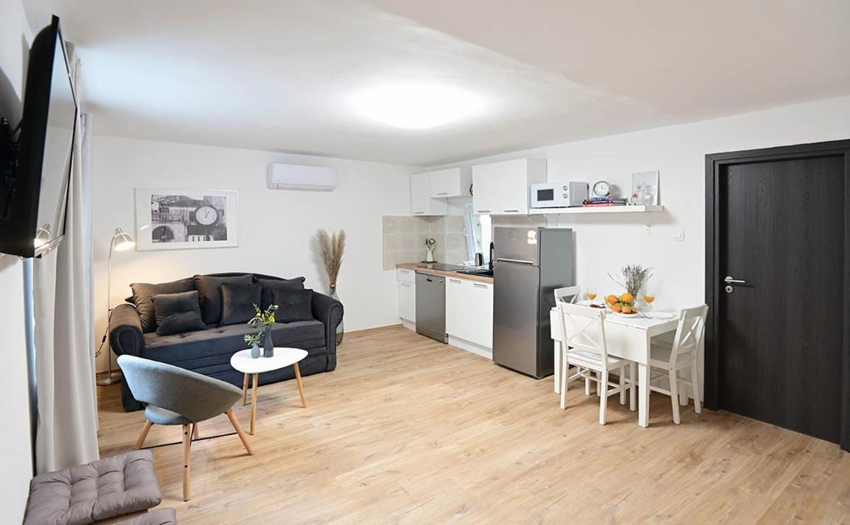 Apartment D & Studio L Dobrinj 外观 照片