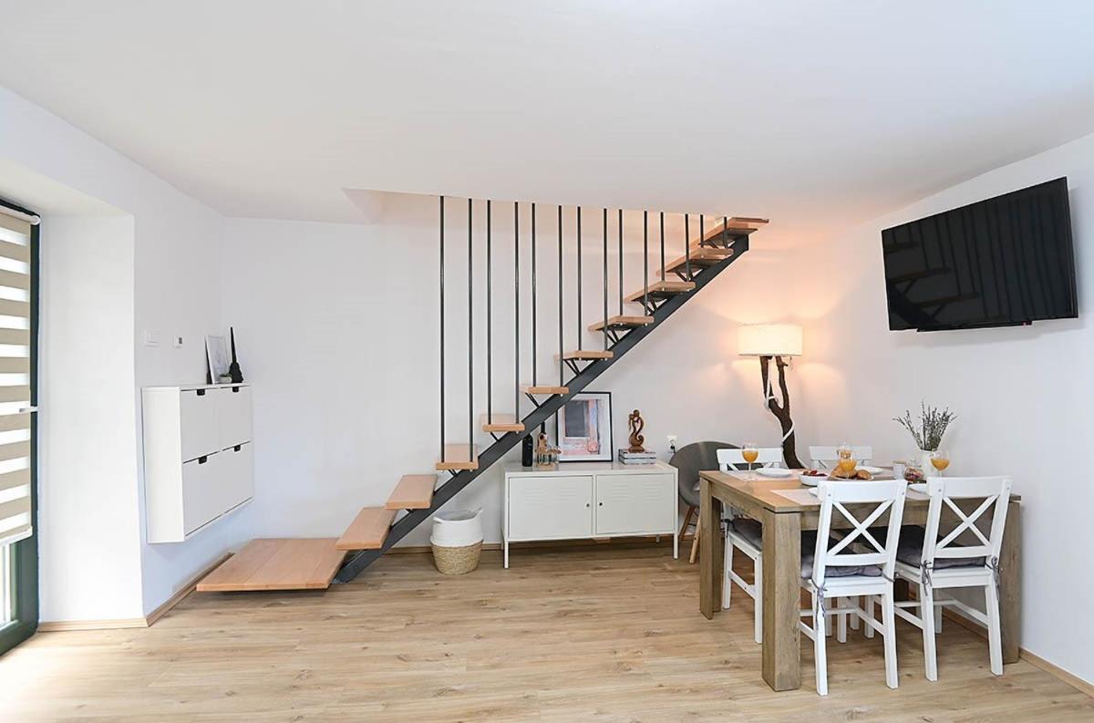 Apartment D & Studio L Dobrinj 外观 照片