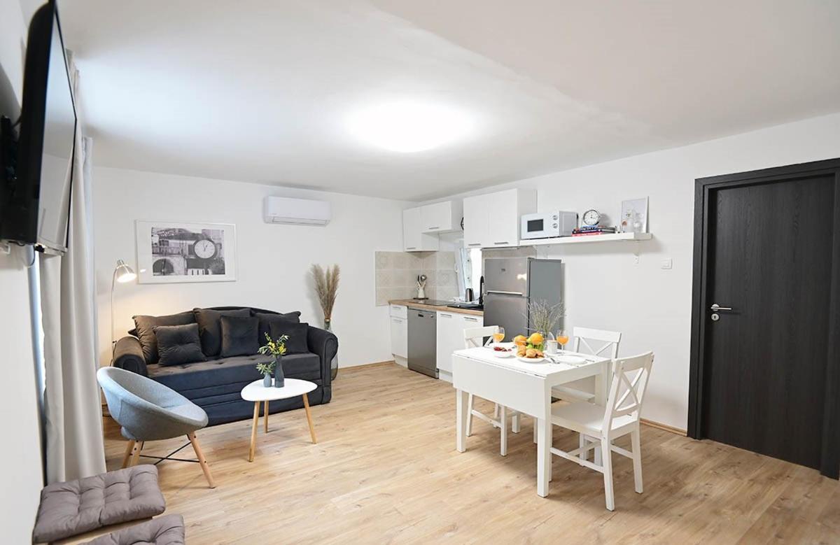 Apartment D & Studio L Dobrinj 外观 照片