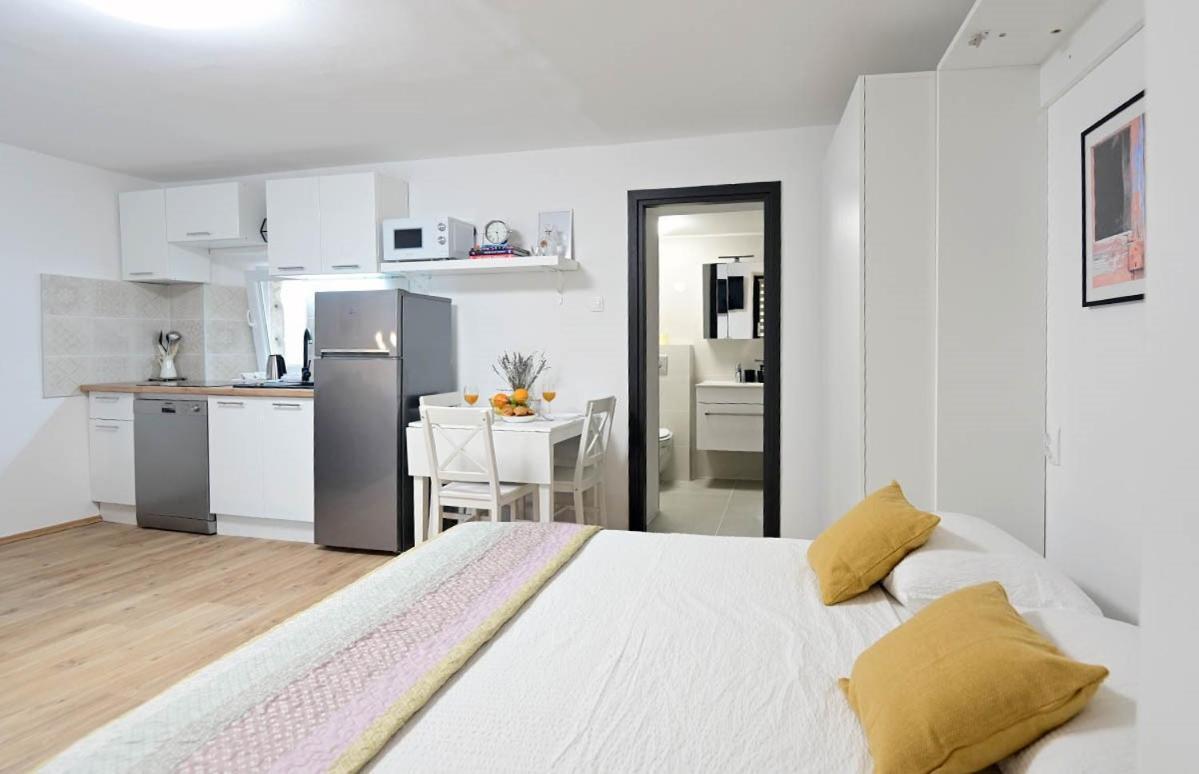 Apartment D & Studio L Dobrinj 外观 照片