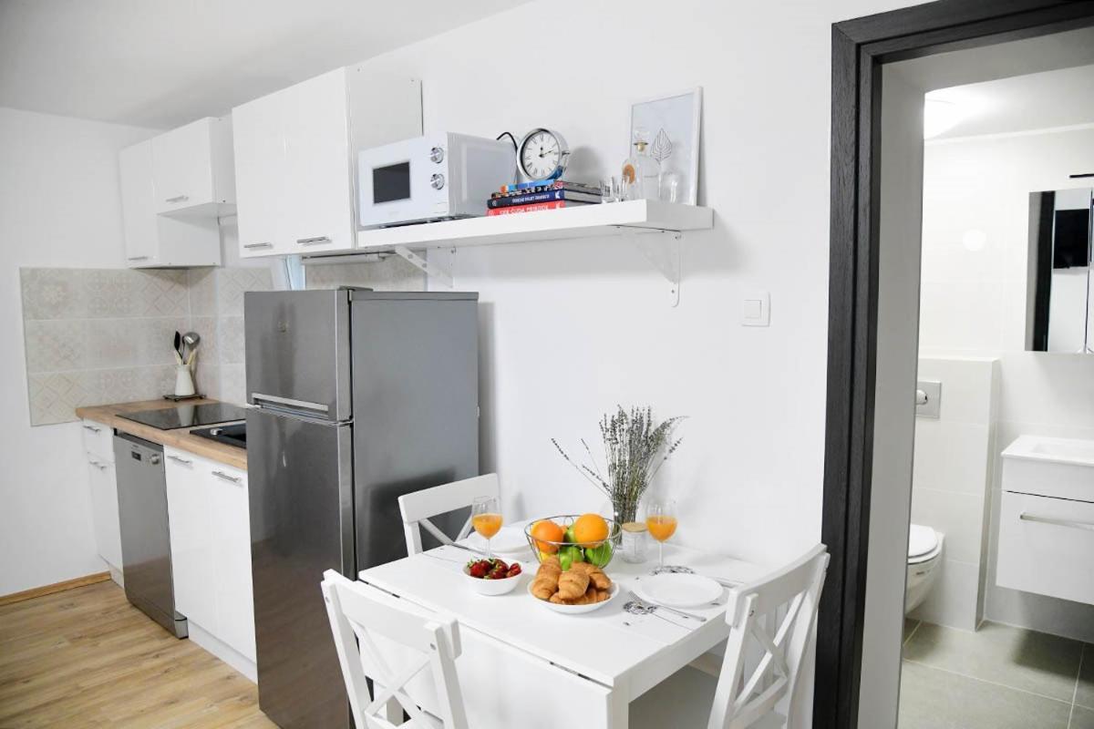 Apartment D & Studio L Dobrinj 外观 照片