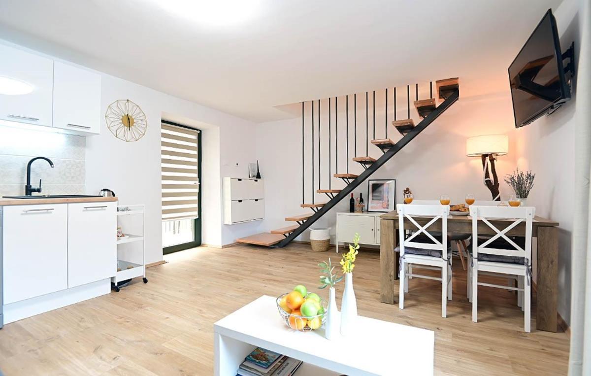 Apartment D & Studio L Dobrinj 外观 照片