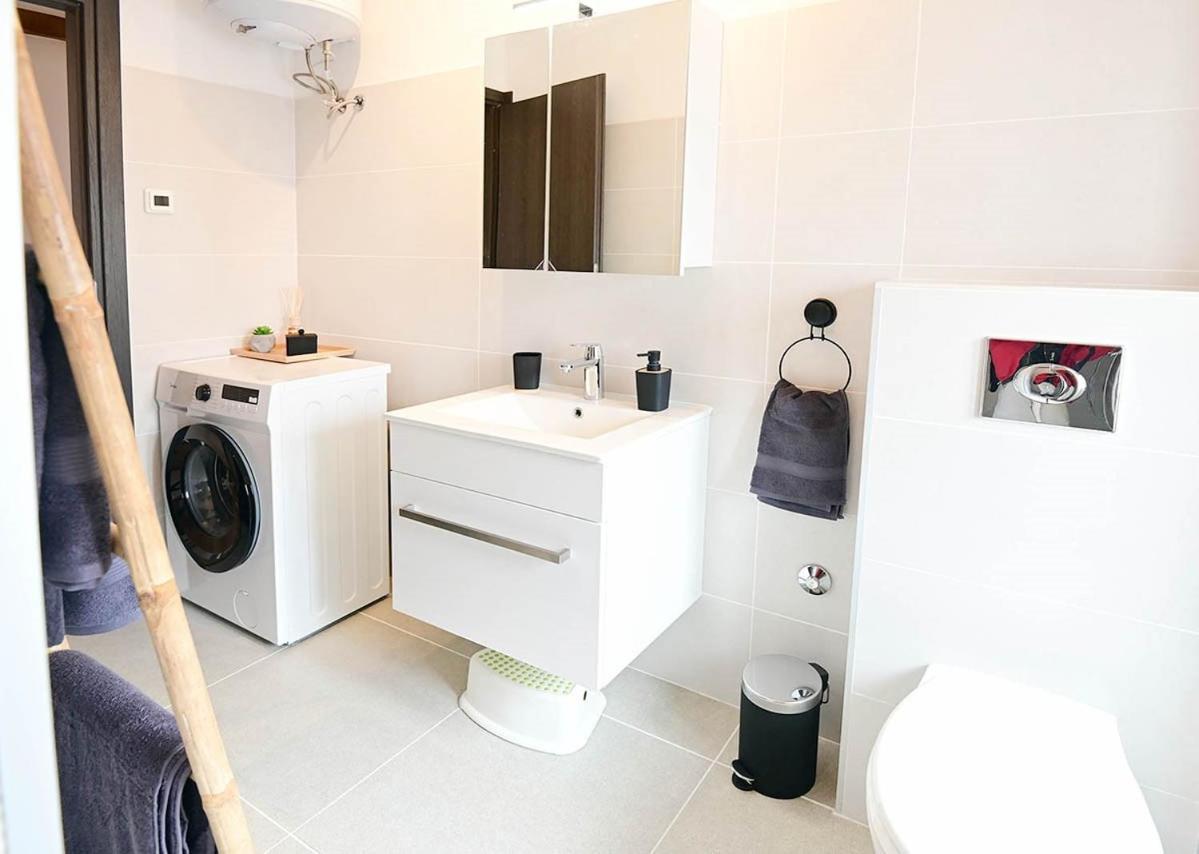 Apartment D & Studio L Dobrinj 外观 照片