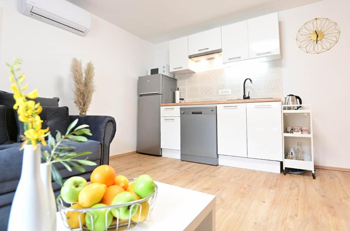 Apartment D & Studio L Dobrinj 外观 照片